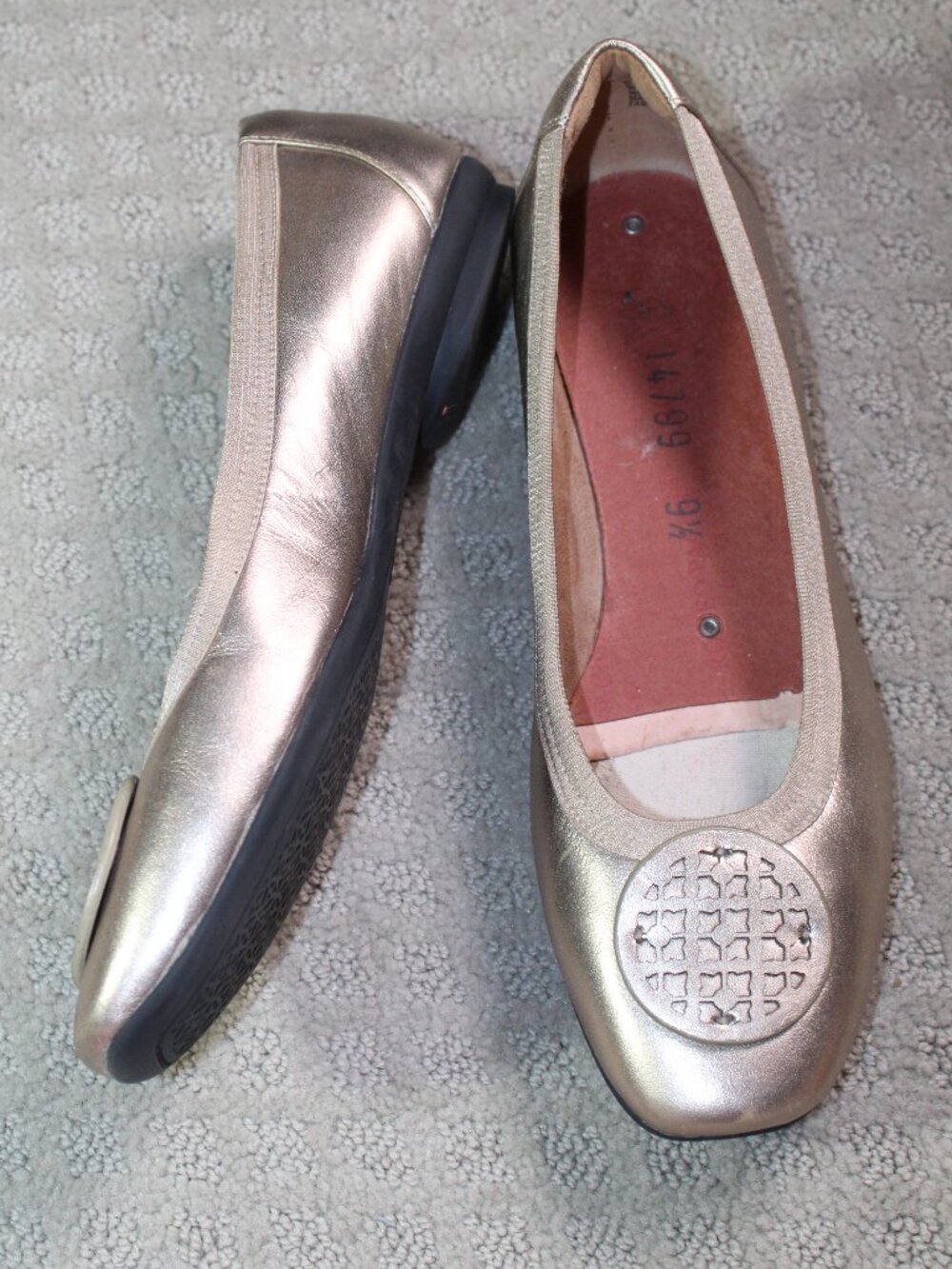 Clarks Size 9.5 Gold Tone Elastic Opening Square Toe Medallion Accent Flats